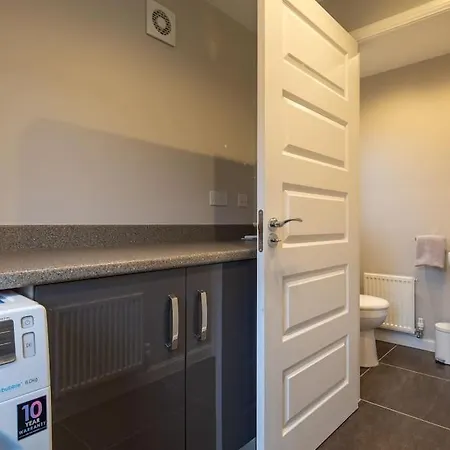 Beautiful & Luxurious Home - Free Parking, Wi-Fi Heywood Exterior photo