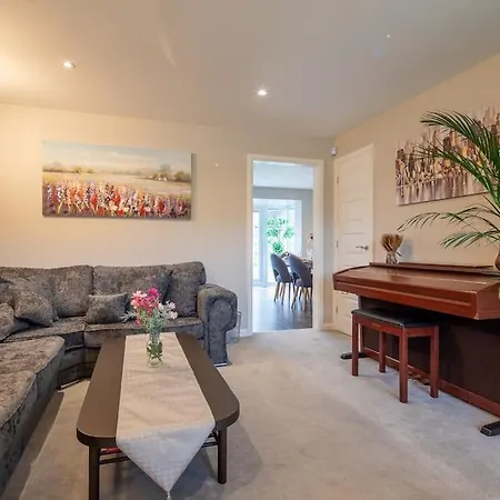 Beautiful & Luxurious Home - Free Parking, Wi-Fi Heywood Exterior photo