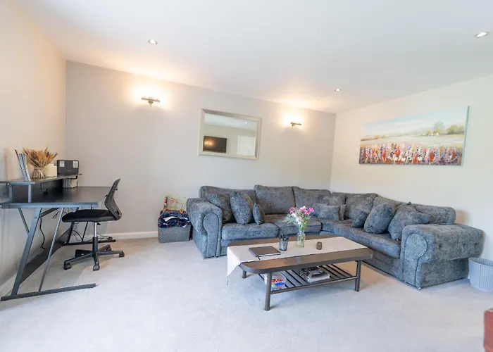 Beautiful & Luxurious Home - Free Parking, Wi-Fi