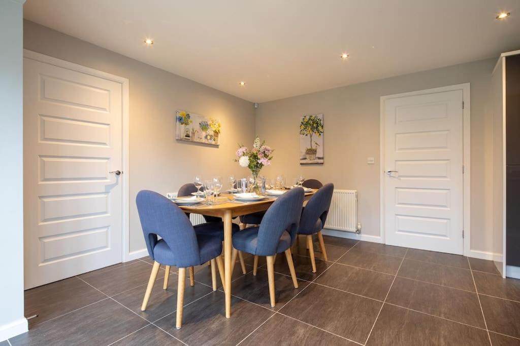 Beautiful & Luxurious - Free Parking, Wi-fi * Heywood