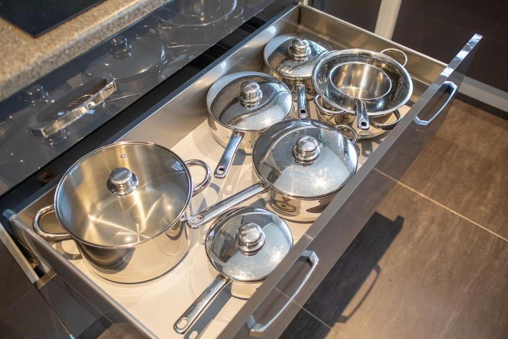 Beautiful & Luxurious - Free Parking, Wi-fi Holiday home *
