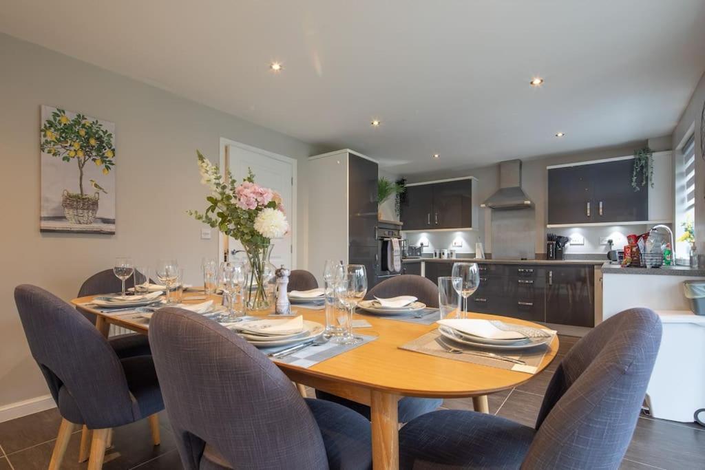 Beautiful & Luxurious - Free Parking, Wi-fi Holiday home