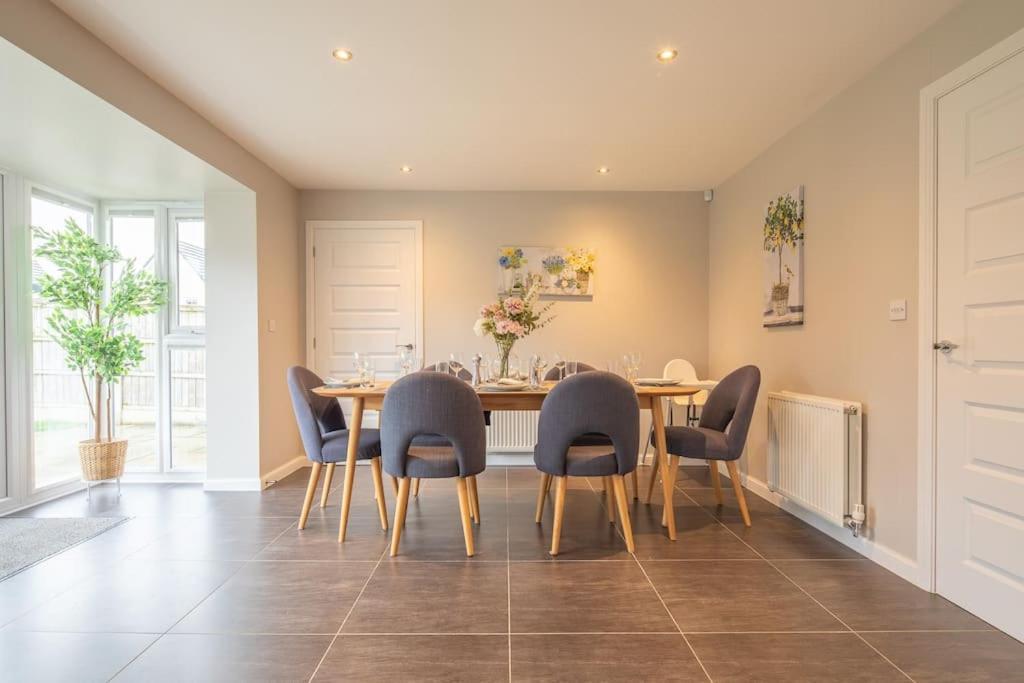 Beautiful & Luxurious - Free Parking, Wi-fi Holiday home *