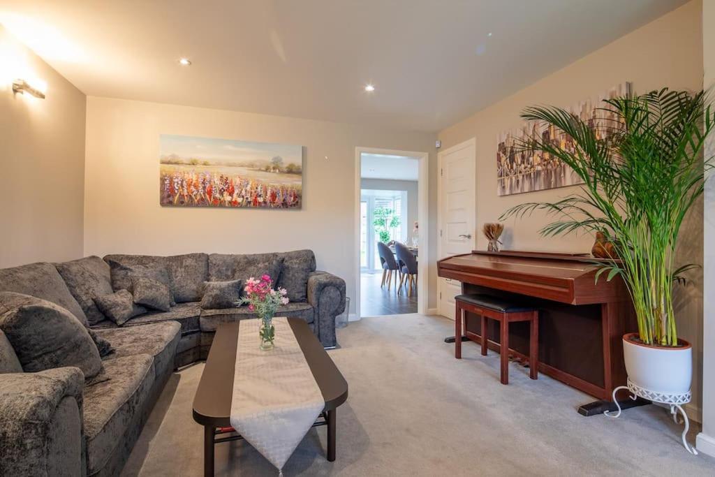 Beautiful & Luxurious - Free Parking, Wi-fi * Heywood