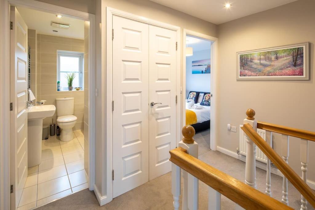 Beautiful & Luxurious - Free Parking, Wi-fi Holiday home Heywood