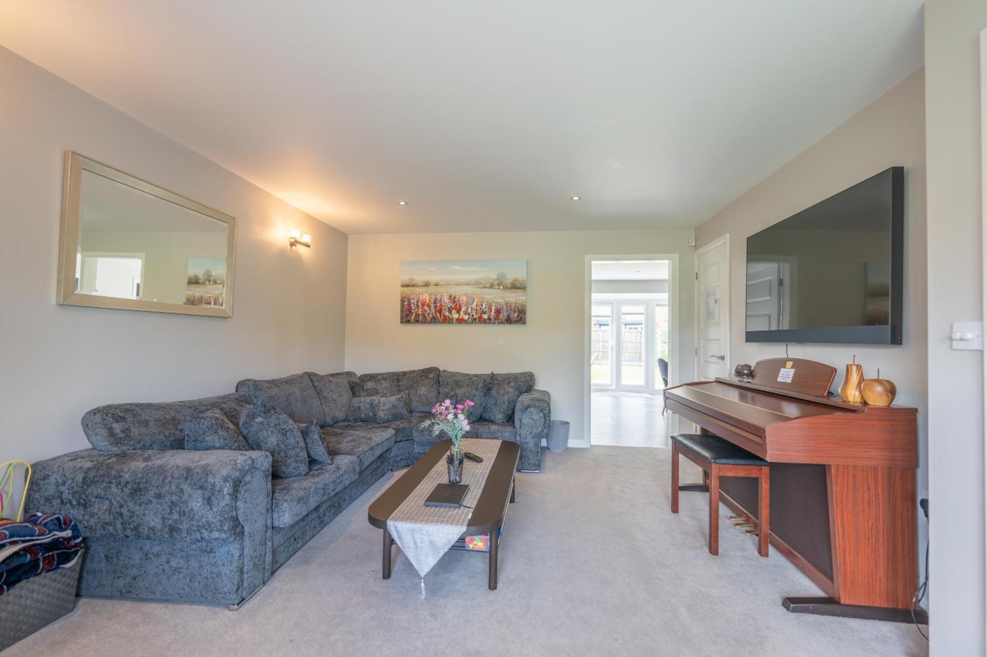 Holiday home Beautiful & Luxurious - Free Parking, Wi-fi