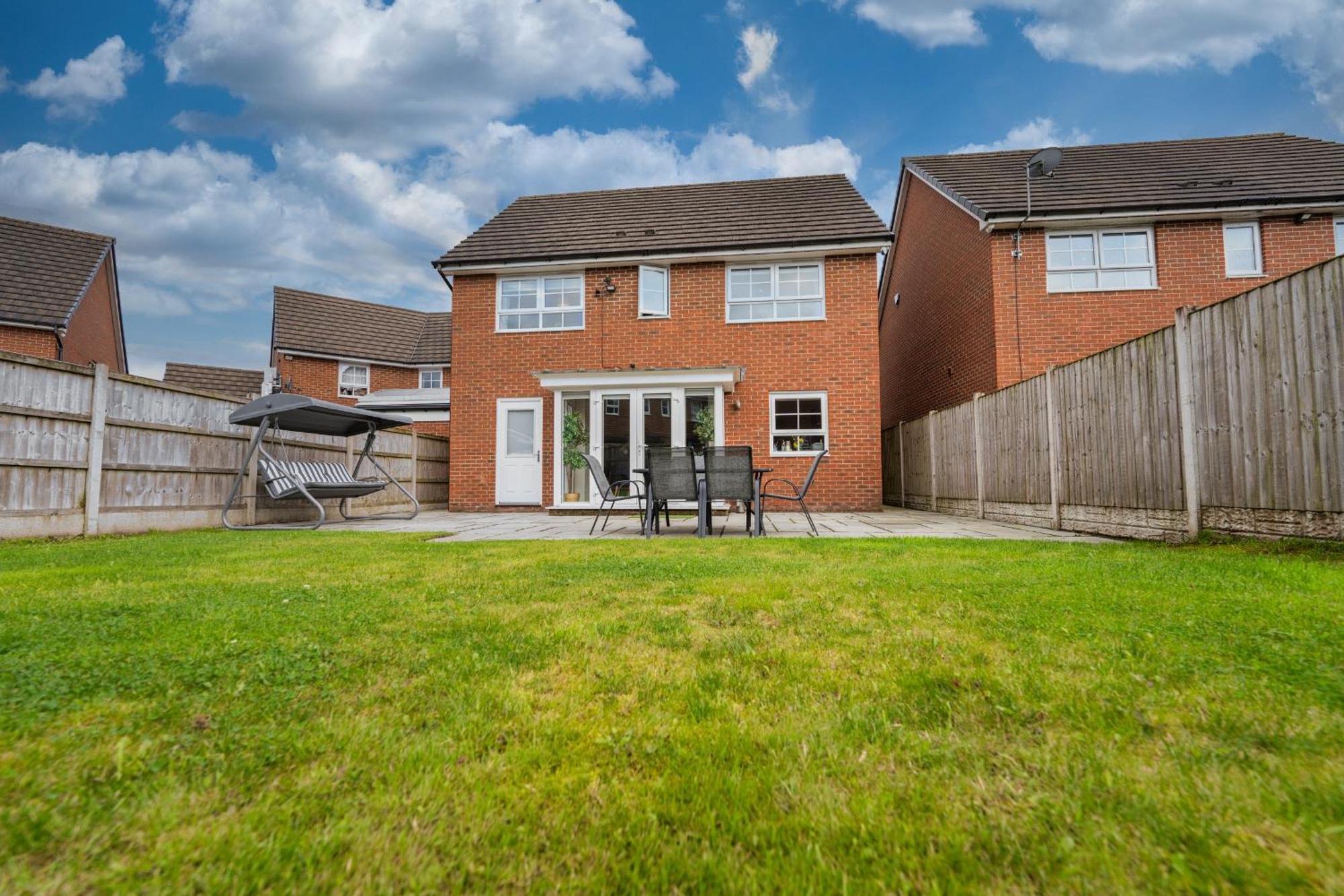 Holiday home Beautiful & Luxurious - Free Parking, Wi-fi *